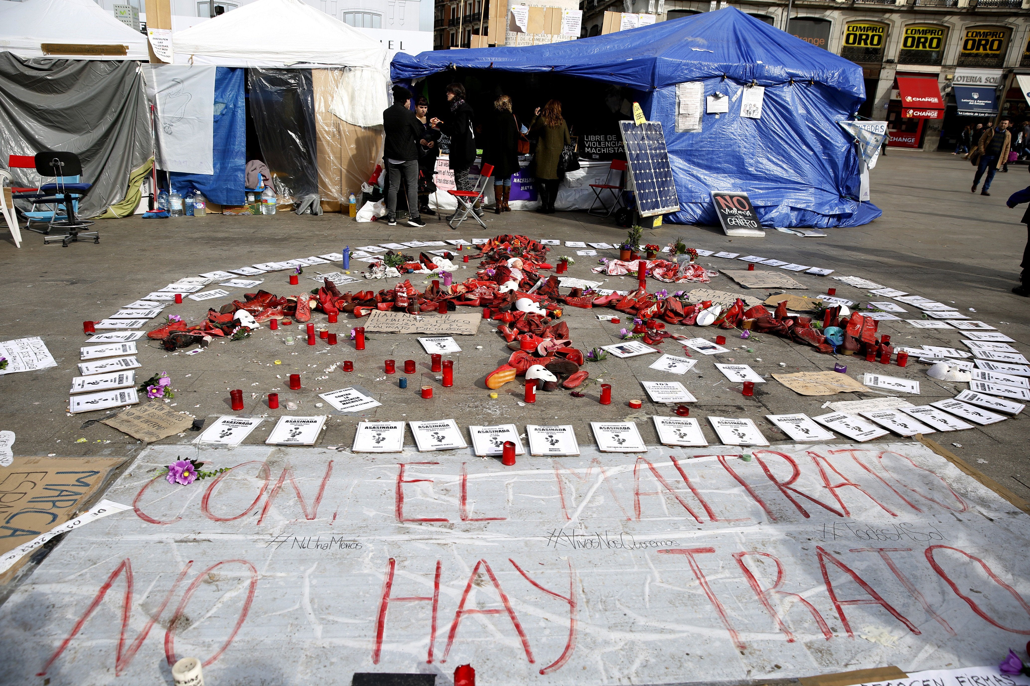 Las mujeres en huelga de hambre en la Puerta del Sol abandonan su protesta tras casi un mes porque consideran que han logrado su objetivo Las mujeres en huelga de hambre en la Puerta del Sol abandonan su protesta tras casi un mes porque consideran que han logrado su objetivo