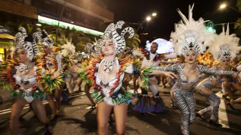 Una comparsa durante su desfile en el carnaval de Tenerife Una comparsa durante su desfile en el carnaval de Tenerife