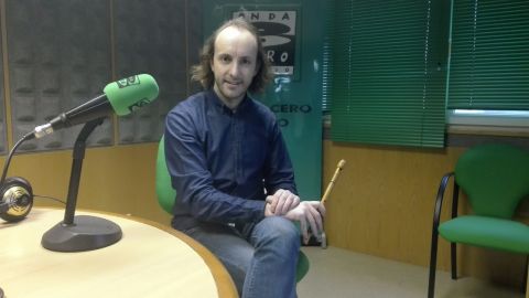 El artista nos presenta o seu disco "Al&eacute;n do mar"