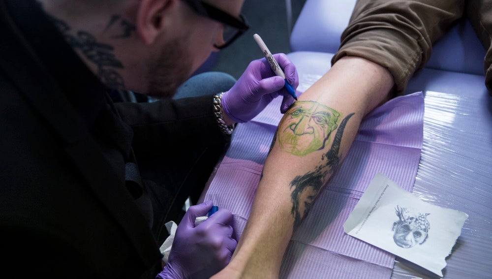 Los tatuadores alertan de que las tintas usadas en España son de menor calidad que en Europa Los tatuadores alertan de que las tintas usadas en España son de menor calidad que en Europa