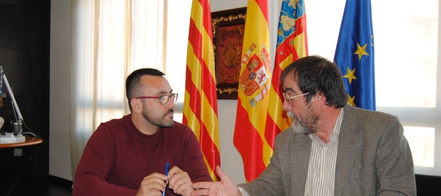 L'alcalde de Vila-real José Benlloch s'ha reunit amb el president d'Alcer Castalia, Juan Doménech per a conéixer les reivindicacions de l'associació. L'alcalde de Vila-real José Benlloch s'ha reunit amb el president d'Alcer Castalia, Juan Doménech per a conéixer les reivindicacions de l'associació.