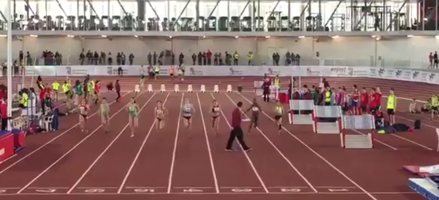 Un juez se mete en una pista de atletismo en plena carrera de 60 metros lisos Un juez se mete en una pista de atletismo en plena carrera de 60 metros lisos
