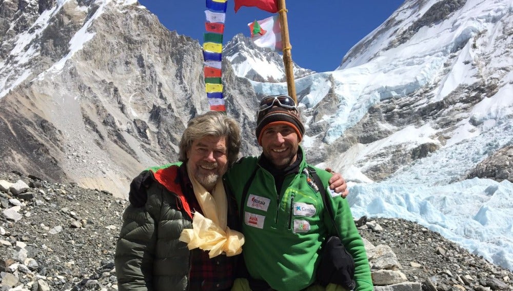 Reinhold Messner y Alex Txikon posan en el Campo Base