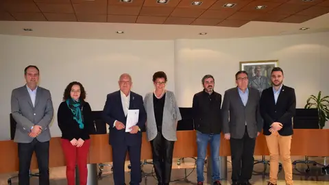 Miembros de la Junta Mayor de la Semana Santa de Elche con la vicerrectora de Relaciones Institucionales de la UMH. Semana Santa