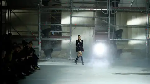 Desfile de Yves Saint Laurent en la Semana de la Moda de París Desfile de Yves Saint Laurent en la Semana de la Moda de París