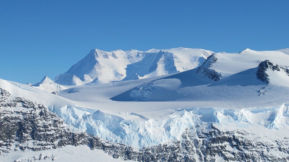 Jerónimo López: "Si el calentamiento global activa los volcanes de la Antártida, gran parte del hielo se derretirá" Jerónimo López: "Si el calentamiento global activa los volcanes de la Antártida, gran parte del hielo se derretirá"