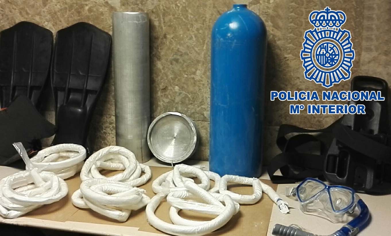 Detienen en el aeropuerto de Barajas a un hombre ue pretendía introducir 3,6 kilos de cocaína ocultos en una botella de buceo Detienen en el aeropuerto de Barajas a un hombre ue pretendía introducir 3,6 kilos de cocaína ocultos en una botella de buceo