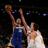 Curry hace una bandeja ante la defensa de Porzingis y Willy Hernangómez Curry hace una bandeja ante la defensa de Porzingis y Willy Hernangómez