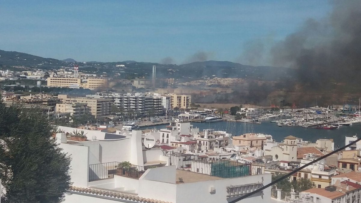 Un incendio de nivel 2 y de grandes dimensiones calcina Ses Feixes de Vila, en Ibiza, muy cerca de la ciudad Un incendio de nivel 2 y de grandes dimensiones calcina Ses Feixes de Vila, en Ibiza, muy cerca de la ciudad