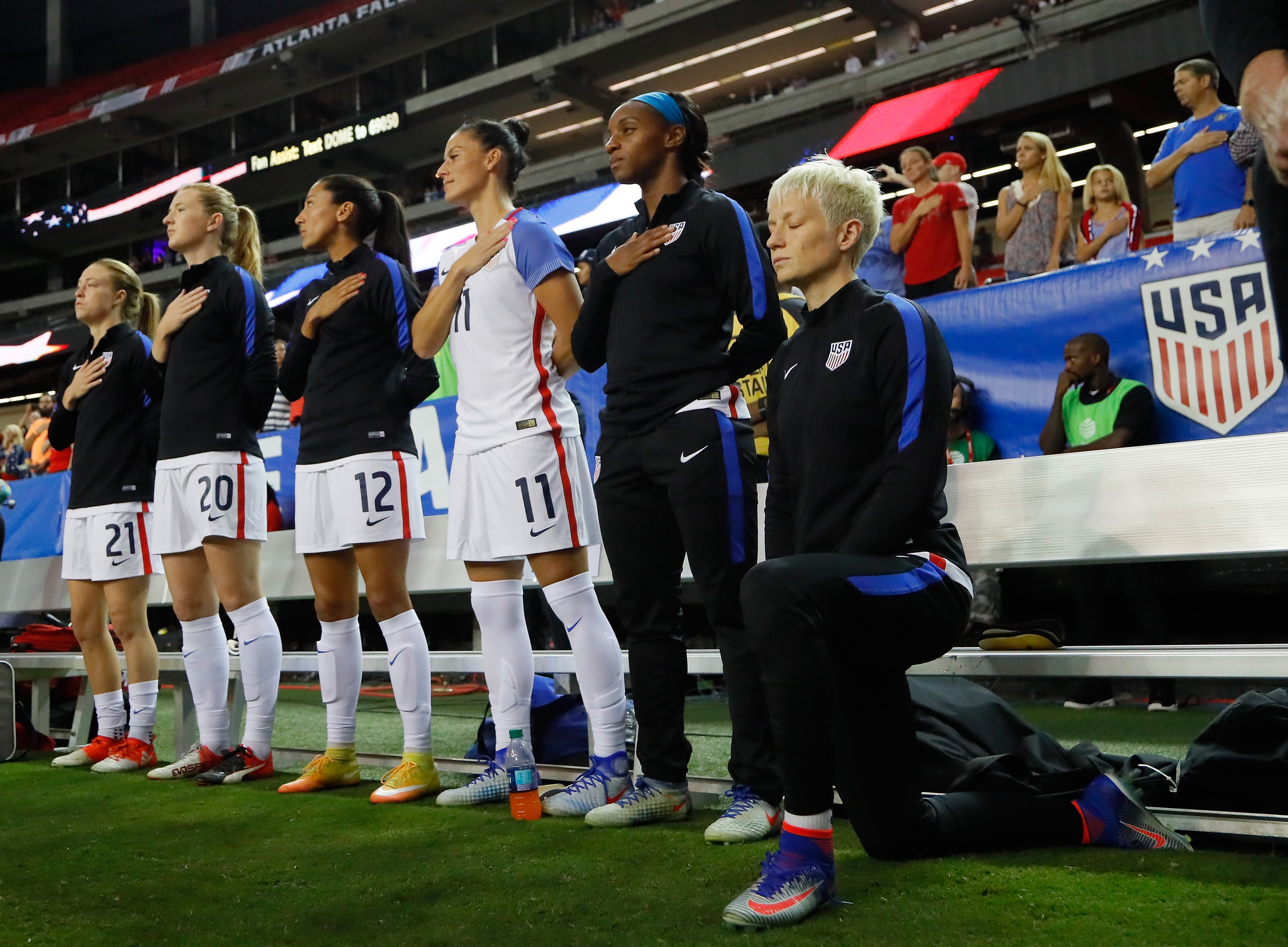 La Federación de Fútbol de Estados Unidos obligará a sus jugadores a estar de pie durante el himno La Federación de Fútbol de Estados Unidos obligará a sus jugadores a estar de pie durante el himno