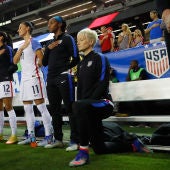 Megan Rapinoe, hincando la rodilla durante el himno de Estados Unidos