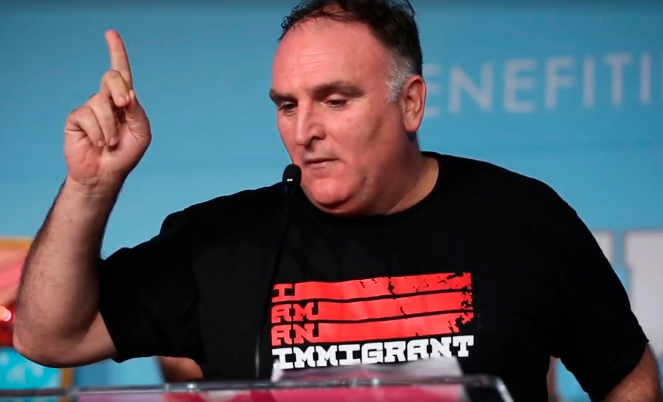 El cocinero José Andrés vuelve a cargar contra Trump en un discurso: "Soy inmigrante y estoy orgulloso de serlo" El cocinero José Andrés vuelve a cargar contra Trump en un discurso: "Soy inmigrante y estoy orgulloso de serlo"