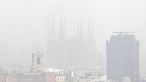 La contaminaci&oacute;n oculta la Sagrada Familia de Barcelona
