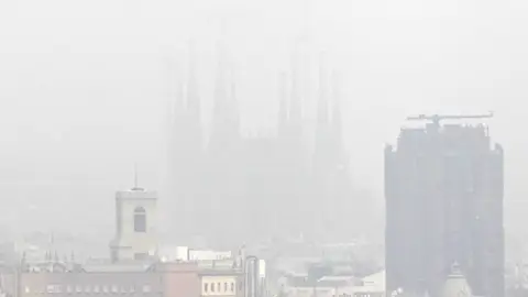 La contaminación oculta la Sagrada Familia de Barcelona La contaminación oculta la Sagrada Familia de Barcelona
