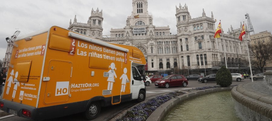 Vista de la autocaravana de la Asociación Hazte Oír Vista de la autocaravana de la Asociación Hazte Oír