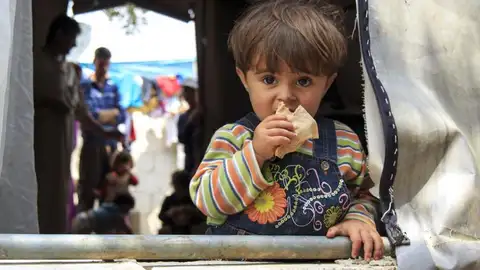 Un niño en un campo de refugiados Un niño en un campo de refugiados