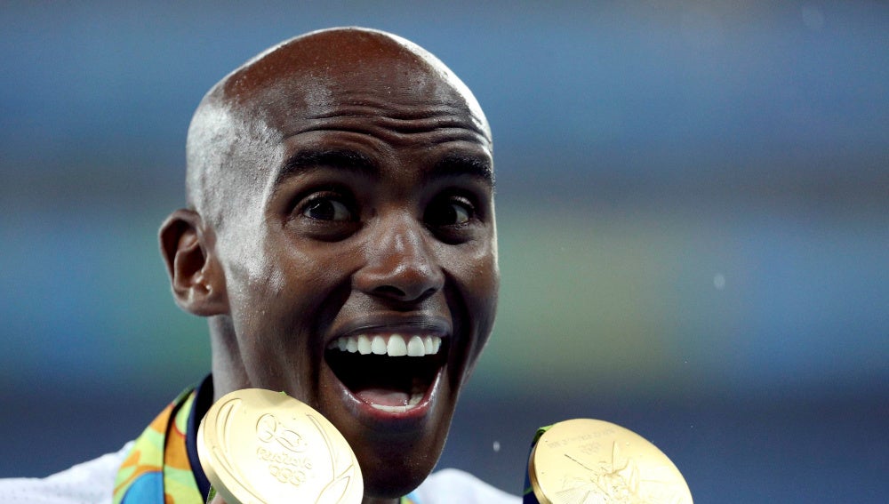Mo Farah sostiene sus medallas de oro conseguidas en Río y Londres