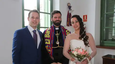 Javier Botella, el concejal de Podemos con los recién casados Javier Botella, el concejal de Podemos con los recién casados