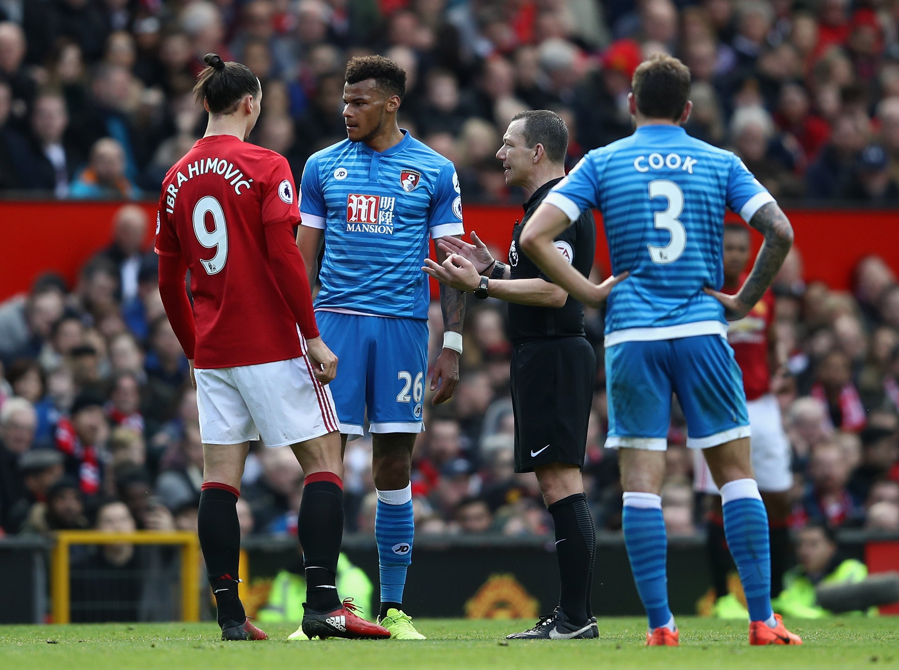 Tres partidos de sanción a Ibrahimovic tras su codazo a Tyrone Mings Tres partidos de sanción a Ibrahimovic tras su codazo a Tyrone Mings