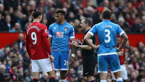 Ibrahimovic se encara con Tyrone Mings