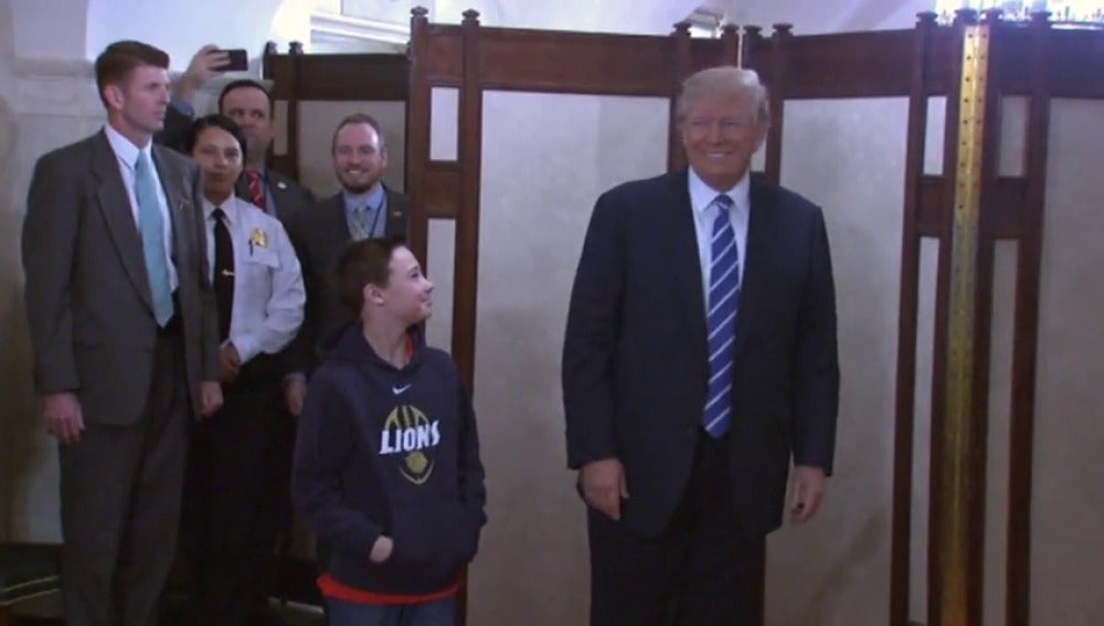 Trump aparece por sorpresa ante el primer grupo de visitantes de la Casa Blanca en su mandato