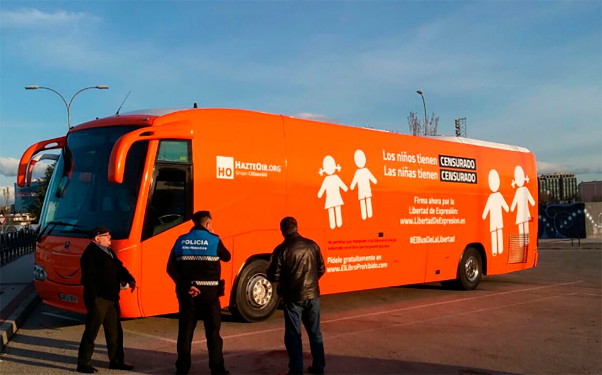 Tensión y gritos en la Complutense tras la llegada del autobús tránsfobo de Hazte Oír Tensión y gritos en la Complutense tras la llegada del autobús tránsfobo de Hazte Oír