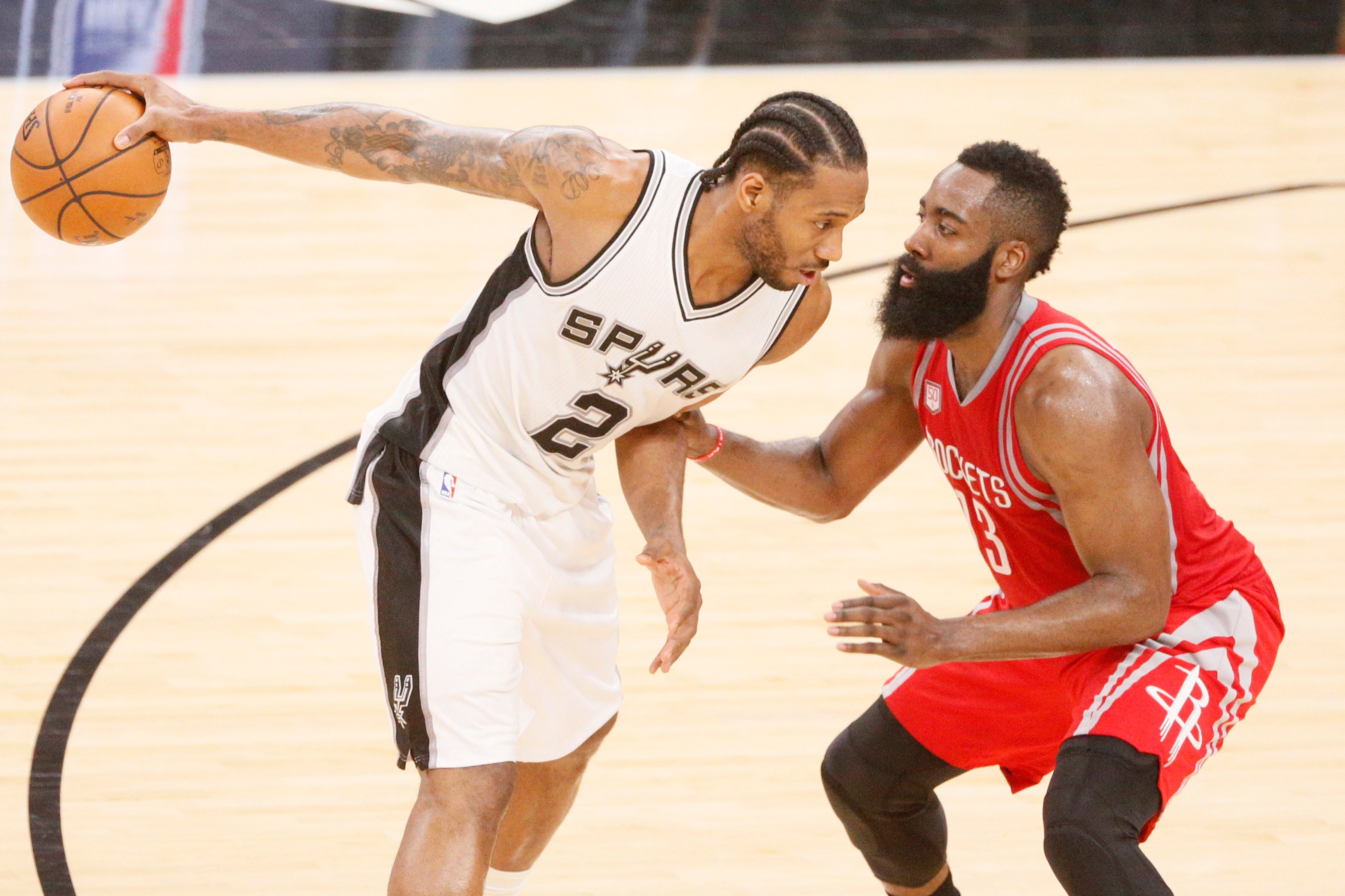 Kawhi Leonard le gana la partida a Harden en la victoria de los Spurs ante Houston Kawhi Leonard le gana la partida a Harden en la victoria de los Spurs ante Houston