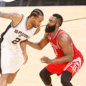 Kawhi Leonard sostiene el balón con una mano ante la defensa de James Harden Kawhi Leonard sostiene el balón con una mano ante la defensa de James Harden