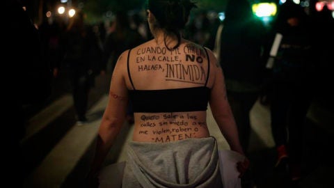 Activistas participan en una manifestaci&oacute;n por el D&iacute;a Internacional de la Erradicaci&oacute;n de la Violencia Contra la Mujer, en Ciudad de M&eacute;xico (M&eacute;xico)