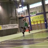 LeShaun Murphy machaca el aro tras robar el balón