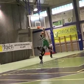 LeShaun Murphy machaca el aro tras robar el balón LeShaun Murphy machaca el aro tras robar el balón