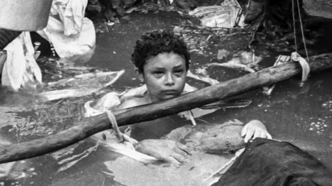 Omayra S&aacute;nchez, la ni&ntilde;a que conmovi&oacute; al mundo al quedar atrapada en el lodo tras una erupci&oacute;n en Colombia en 1985