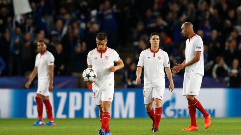 Los jugadores del Sevilla, cabizbajos tras el gol de Morgan