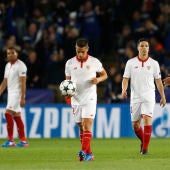 Los jugadores del Sevilla, cabizbajos tras el gol de Morgan