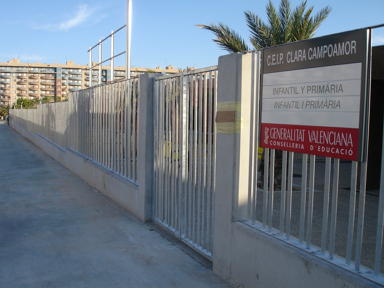 El colegio Clara Campoamor de Elche lamenta que las escuelas de verano comenzarán sin monitores de refuerzo para los niños con necesidades especiales El colegio Clara Campoamor de Elche lamenta que las escuelas de verano comenzarán sin monitores de refuerzo para los niños con necesidades especiales