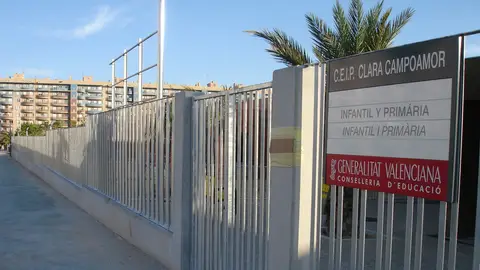 Acceso al colegio Clara Campoamor de Elche. Colegio