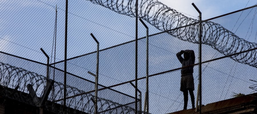 El preso atrincherado en el tejado de la cárcel Modelo de Barcelona El preso atrincherado en el tejado de la cárcel Modelo de Barcelona