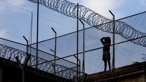 El preso atrincherado en el tejado de la cárcel Modelo de Barcelona El preso atrincherado en el tejado de la cárcel Modelo de Barcelona