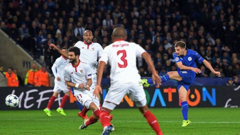 Marc Albrighton remata para hacer el 2-0 ante el Sevilla