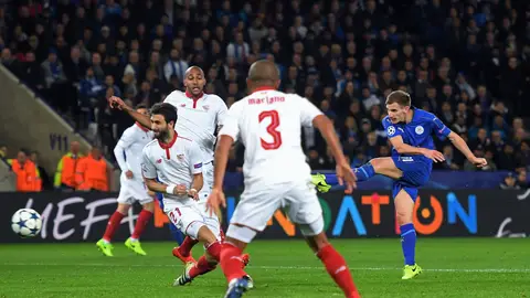 Marc Albrighton remata para hacer el 2-0 ante el Sevilla Marc Albrighton remata para hacer el 2-0 ante el Sevilla