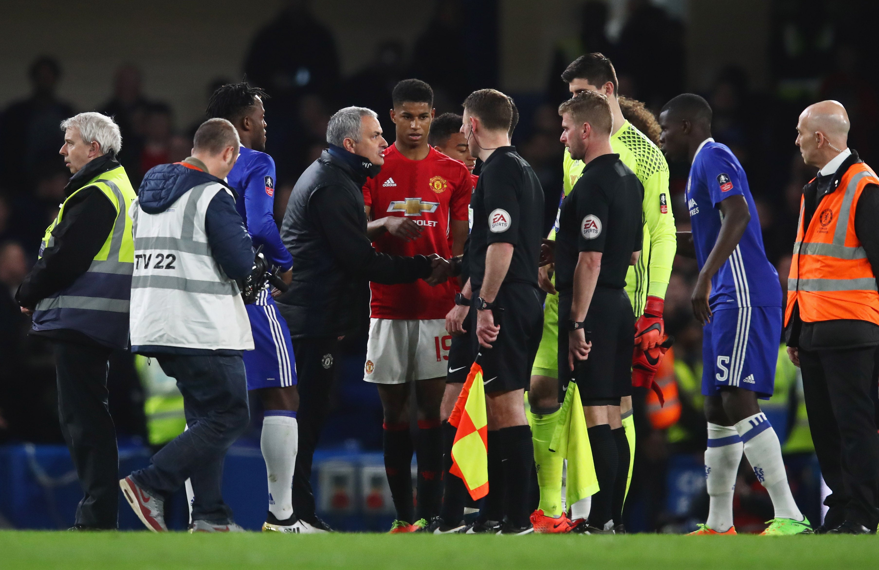 Abren expediente al Manchester United por no controlar a sus jugadores tras la expulsión de Ander Herrera Abren expediente al Manchester United por no controlar a sus jugadores tras la expulsión de Ander Herrera