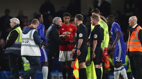 Mourinho protesta una jugada en el partido ante el Chelsea