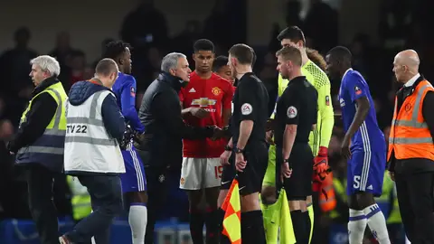 Mourinho protesta una jugada en el partido ante el Chelsea Mourinho protesta una jugada en el partido ante el Chelsea