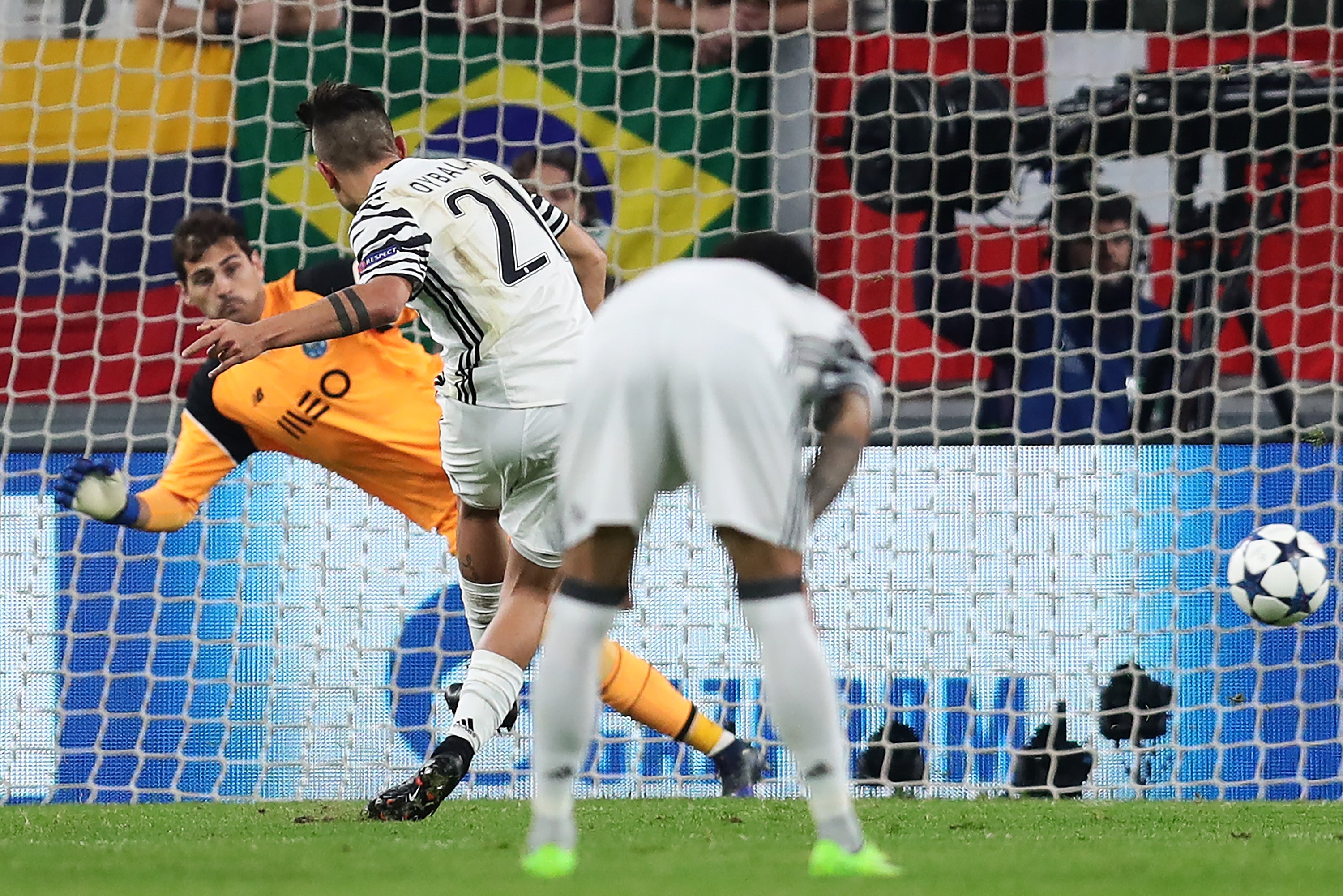 Dybala certifica desde el punto de penalti la clasificación de la Juventus frente al Oporto Dybala certifica desde el punto de penalti la clasificación de la Juventus frente al Oporto