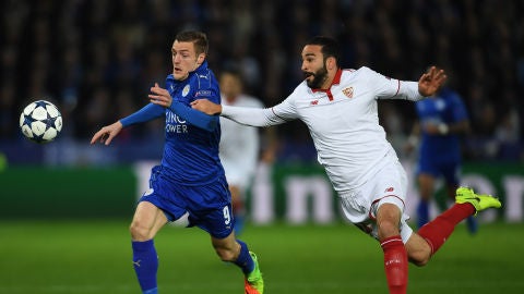 Vardy pelea por un bal&oacute;n ante Rami