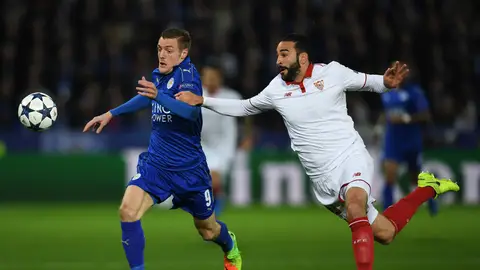 Vardy pelea por un balón ante Rami Vardy pelea por un balón ante Rami
