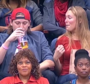 Una pareja acaba mal por una Kiss Cam Una pareja acaba mal por una Kiss Cam