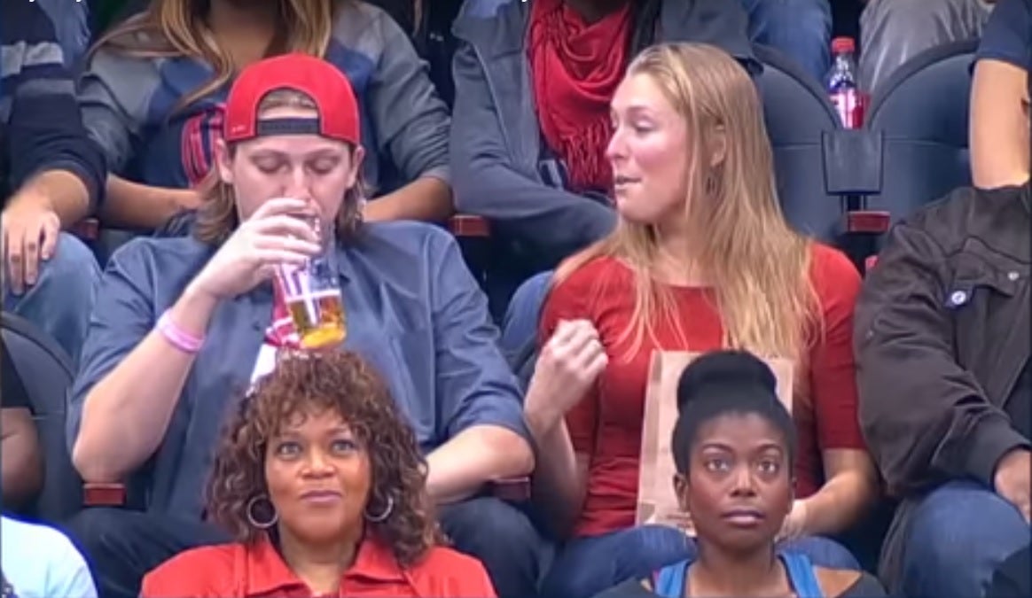 Su novio 'pasa' de besarla en la Kiss Cam y su venganza no tiene desperdicio Su novio 'pasa' de besarla en la Kiss Cam y su venganza no tiene desperdicio