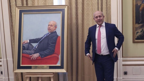 El exministro de Educaci&oacute;n, Jos&eacute; Ignacio Wert, posa junto a su retrato