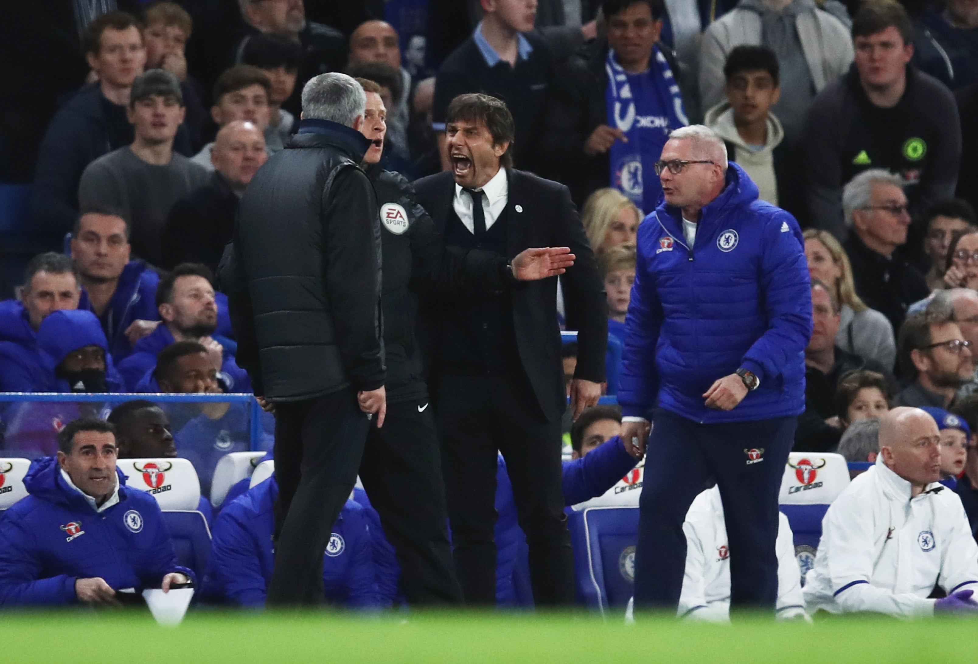 Tremenda bronca entre Mourinho y Conte en la banda de Stamford Bridge durante el Chelsea-United de la FA Cup Tremenda bronca entre Mourinho y Conte en la banda de Stamford Bridge durante el Chelsea-United de la FA Cup